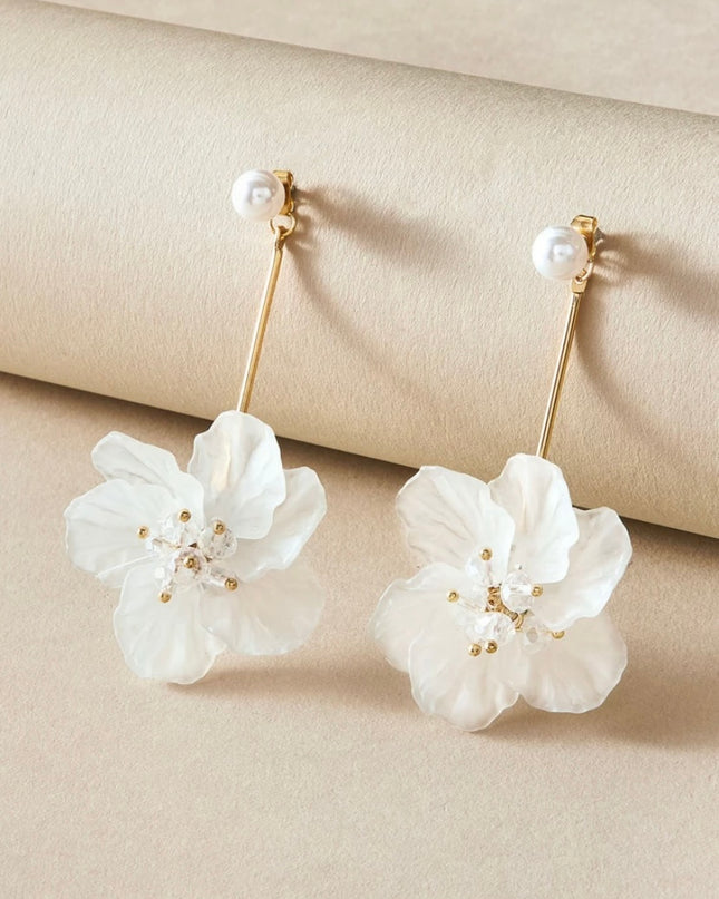 Flores Blancas Colgantes con Detalle de Perla