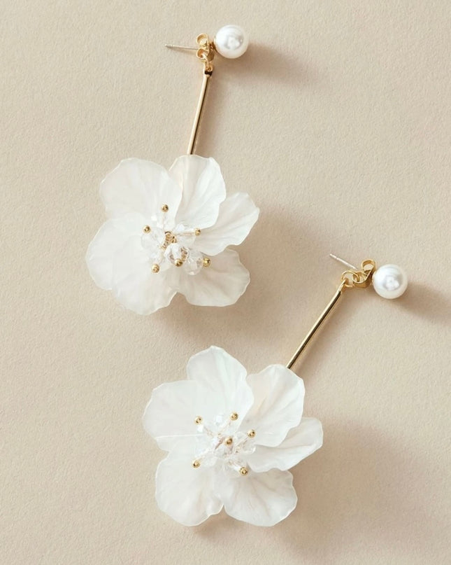 Flores Blancas Colgantes con Detalle de Perla