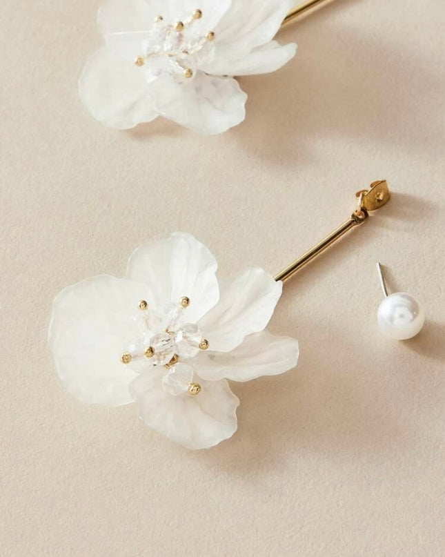 Flores Blancas Colgantes con Detalle de Perla