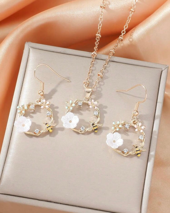 Juego de Aretes y Collar con Flores y Abejita