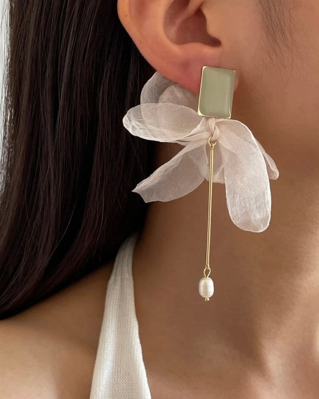 Aretes Verdes con Pétalos de Tela Blancos