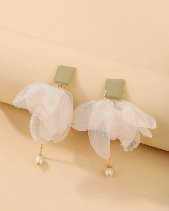 Aretes Verdes con Pétalos de Tela Blancos