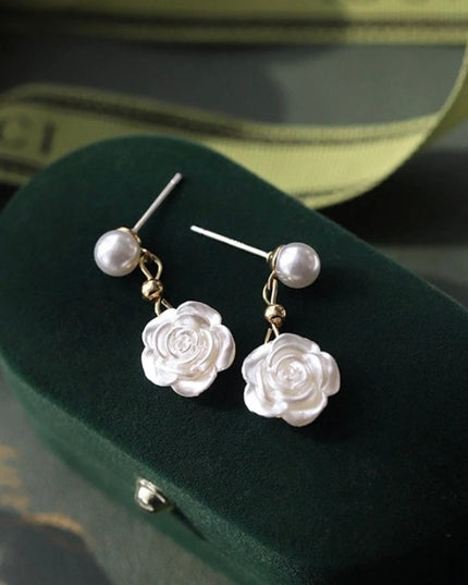 Aretes Cortos Rosa Blanca