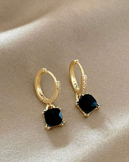 Aretes Cortos Dorados con Piedra Negra