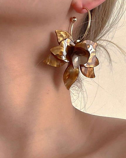 1 Par de Aretes Café o Blanco Vintage Flores Acrílicas