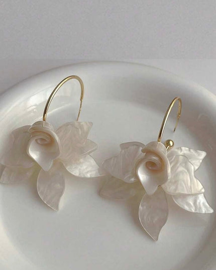 1 Par de Aretes Café o Blanco Vintage Flores Acrílicas