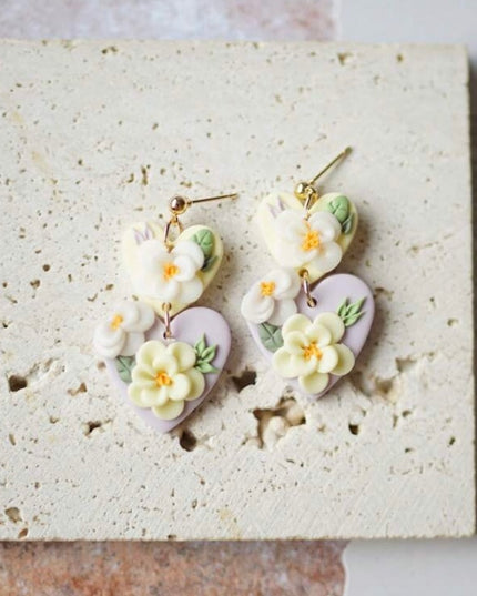 Pendientes de Cerámica Corazón Morado y Detalles de Flor