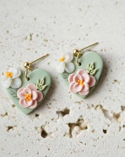 Pendientes de Cerámica Corazón Verde y Detalles de Flor