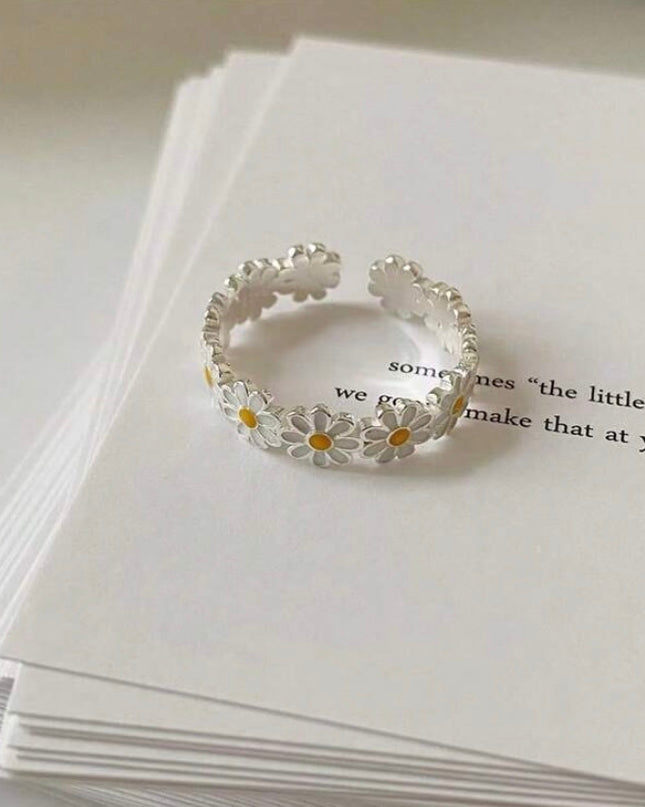 Anillo Minimalista de Margaritas