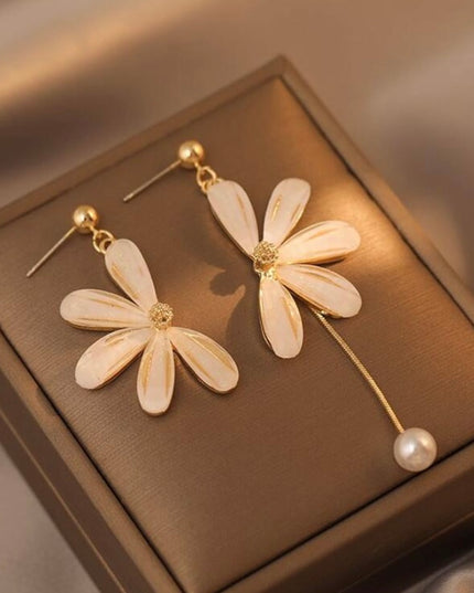 Pendientes Asimétricos de Flor Blanca con Perla