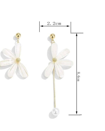 Pendientes Asimétricos de Flor Blanca con Perla
