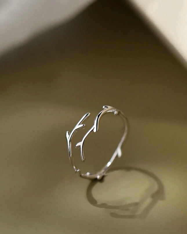 Anillo Plateado de Rama Diseño Minimalista