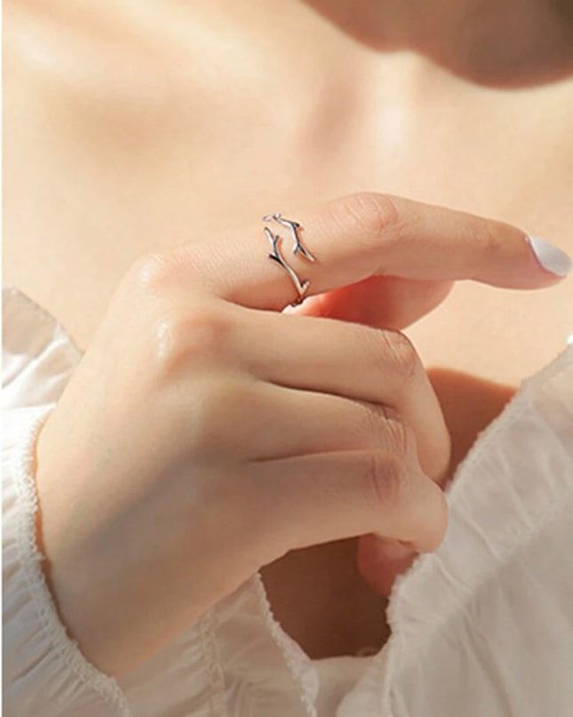 Anillo Plateado de Rama Diseño Minimalista