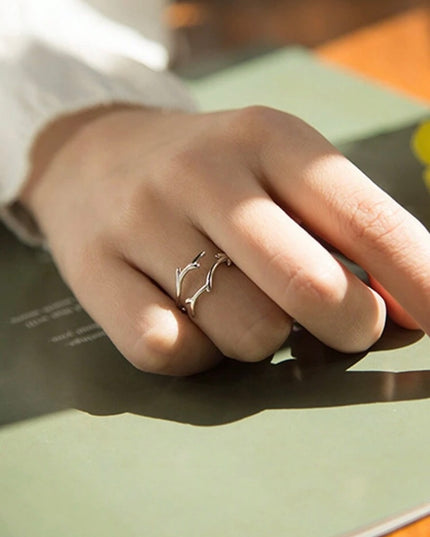 Anillo Plateado de Rama Diseño Minimalista