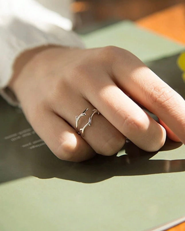 Anillo Plateado de Rama Diseño Minimalista