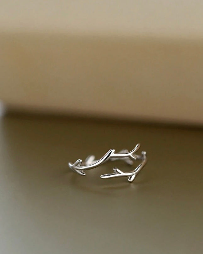 Anillo Plateado de Rama Diseño Minimalista