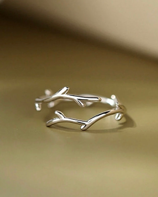 Anillo Plateado de Rama Diseño Minimalista
