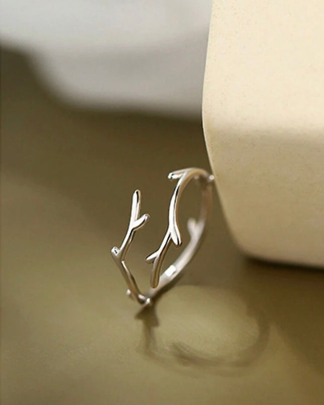 Anillo Plateado de Rama Diseño Minimalista