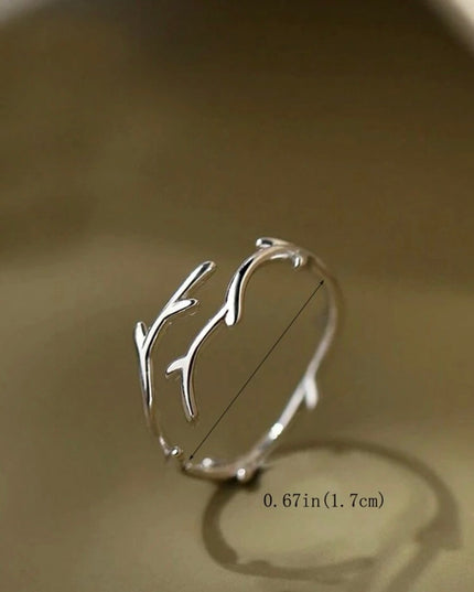 Anillo Plateado de Rama Diseño Minimalista