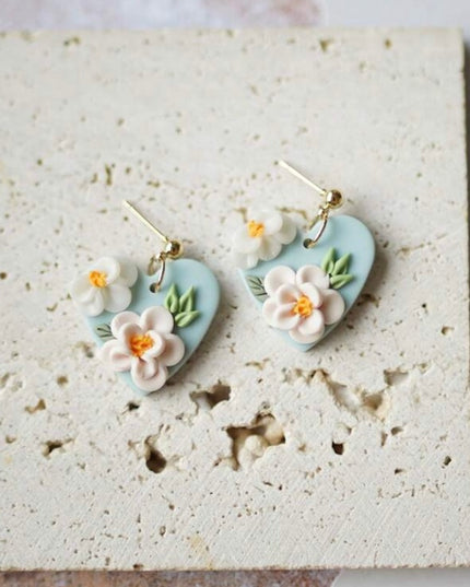 Pendientes de Cerámica Corazón Celeste y Detalles de Flor