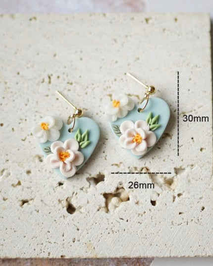 Pendientes de Cerámica Corazón Celeste y Detalles de Flor