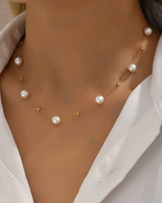 Collar Elegante con cuencas blancas