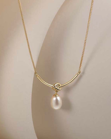 Collar Dorado de Nudo con terminales de cuerda y perla elegante