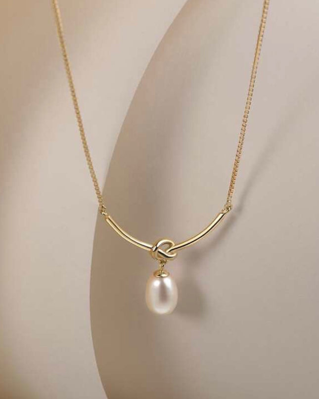 Collar Dorado de Nudo con terminales de cuerda y perla elegante