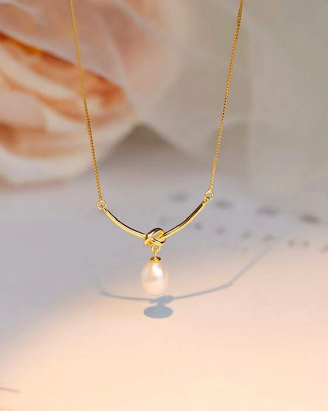 Collar Dorado de Nudo con terminales de cuerda y perla elegante