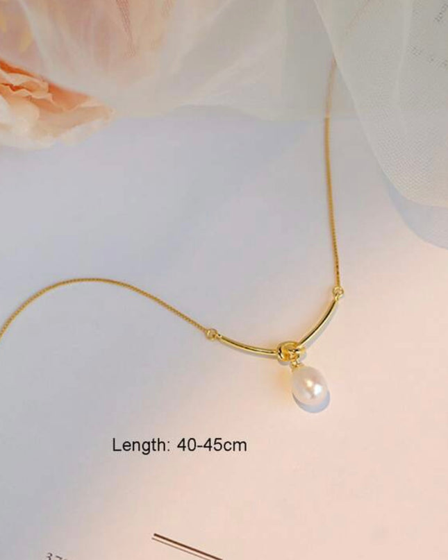 Collar Dorado de Nudo con terminales de cuerda y perla elegante