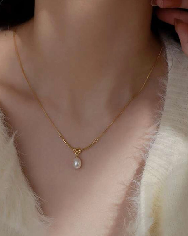 Collar Dorado de Nudo con terminales de cuerda y perla elegante