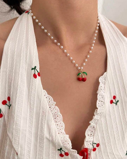 Collar con Diseño de Cereza y Perlas Blancas