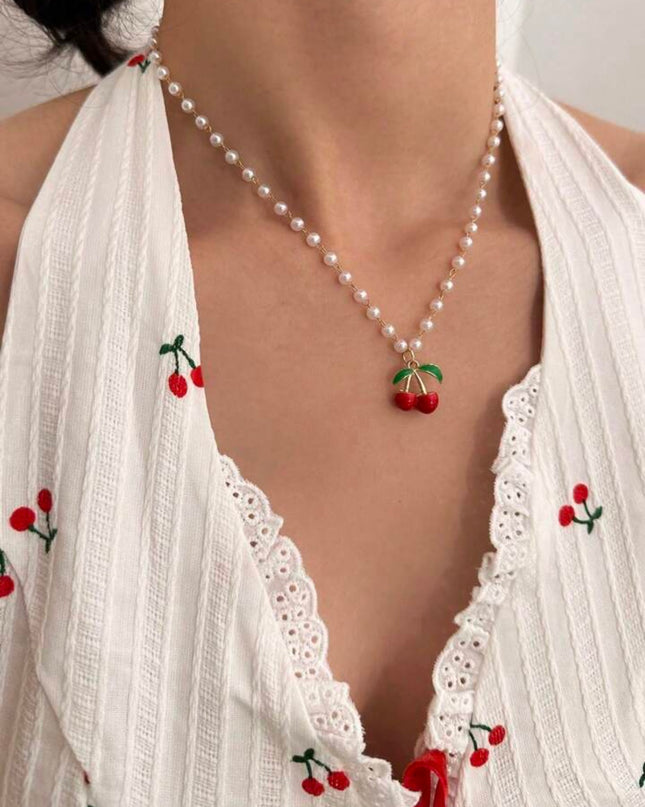Collar con Diseño de Cereza y Perlas Blancas