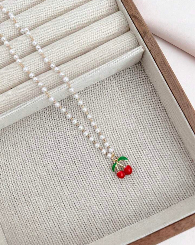 Collar con Diseño de Cereza y Perlas Blancas