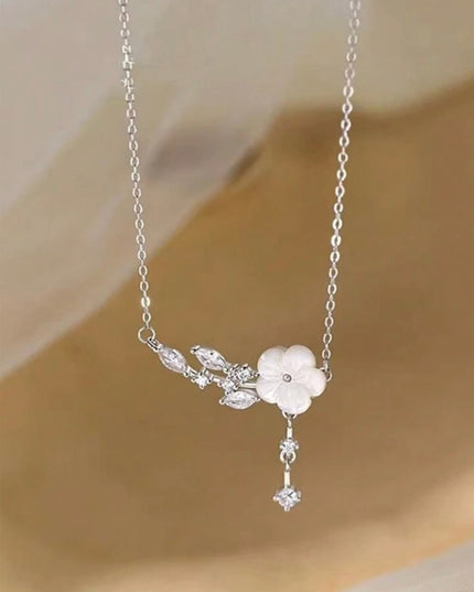 Collar de Plata de Ley 925 con Flor Colgante y Detalles de hojas con diamantes