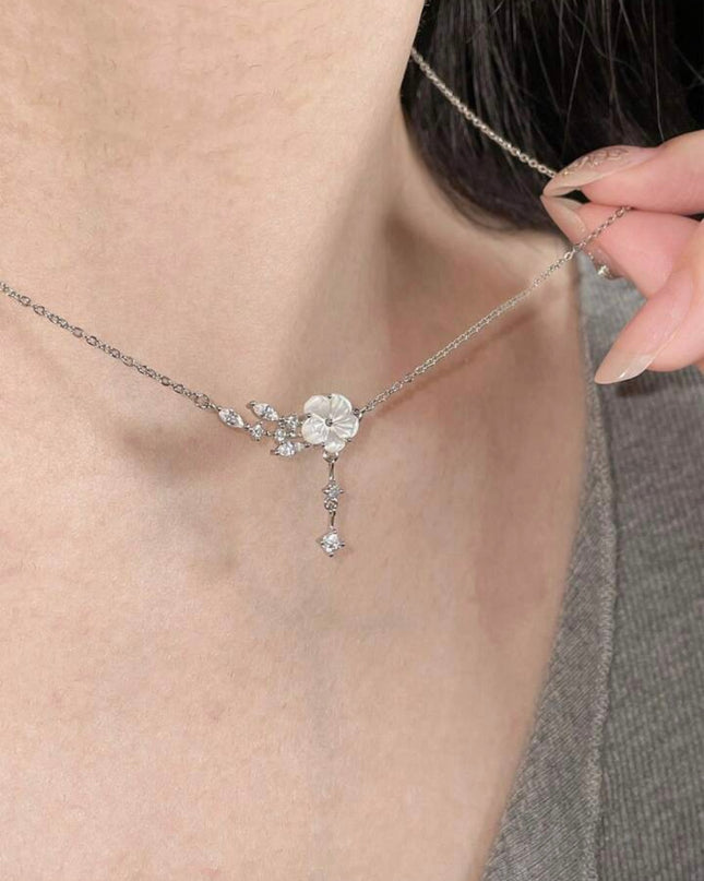 Collar de Plata de Ley 925 con Flor Colgante y Detalles de hojas con diamantes
