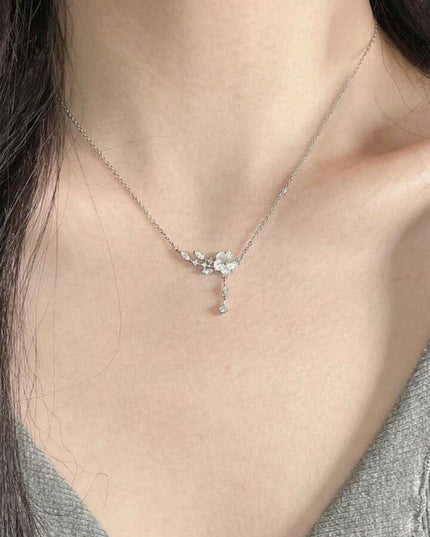 Collar de Plata de Ley 925 con Flor Colgante y Detalles de hojas con diamantes