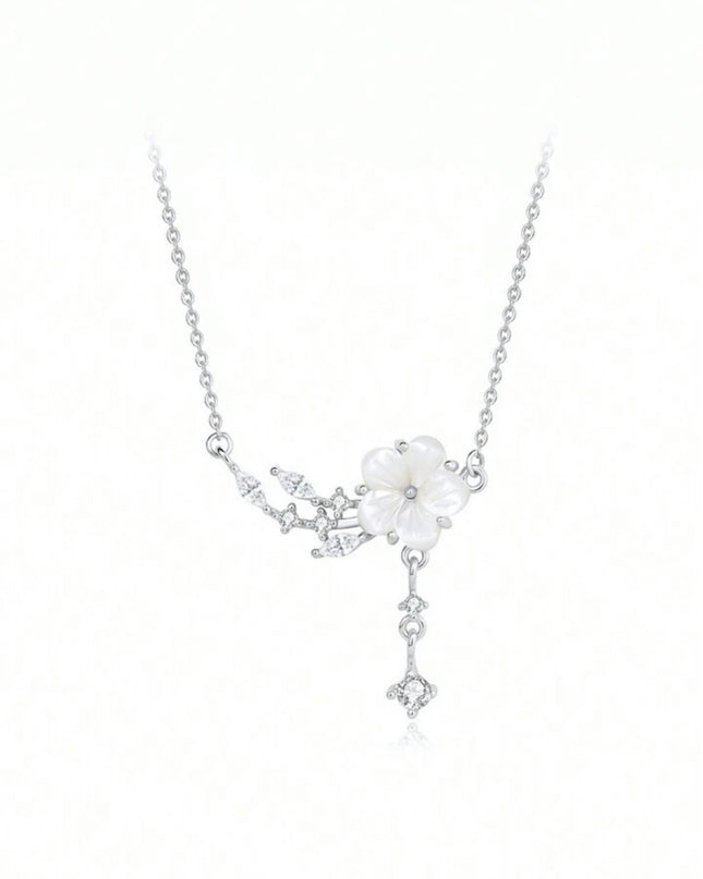 Collar de Plata de Ley 925 con Flor Colgante y Detalles de hojas con diamantes