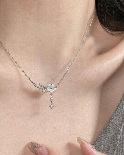 Collar de Plata de Ley 925 con Flor Colgante y Detalles de hojas con diamantes