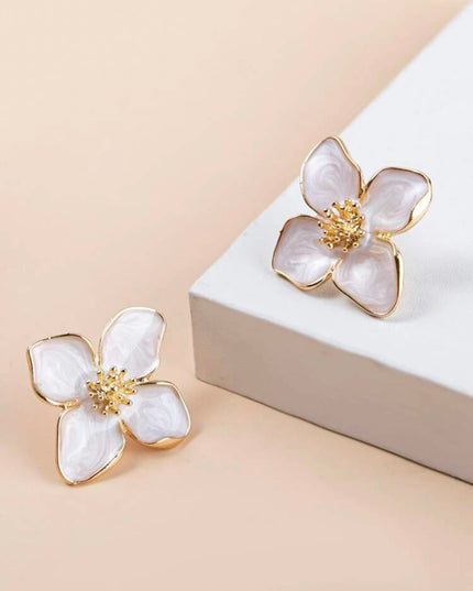 Pendientes Flor Blanca con Detalles Dorados