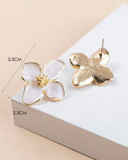Pendientes Flor Blanca con Detalles Dorados