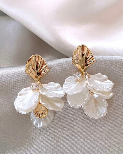 Aretes Dorados Pétalos Blancos Grandes