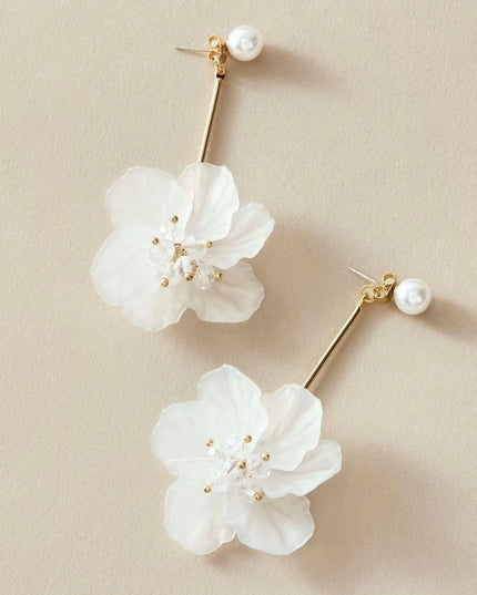 Flores Blancas Colgantes con Detalle de Perla