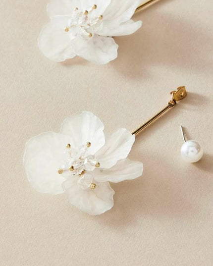 Flores Blancas Colgantes con Detalle de Perla