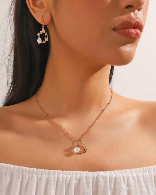 Juego de Aretes y Collar con Flores y Abejita